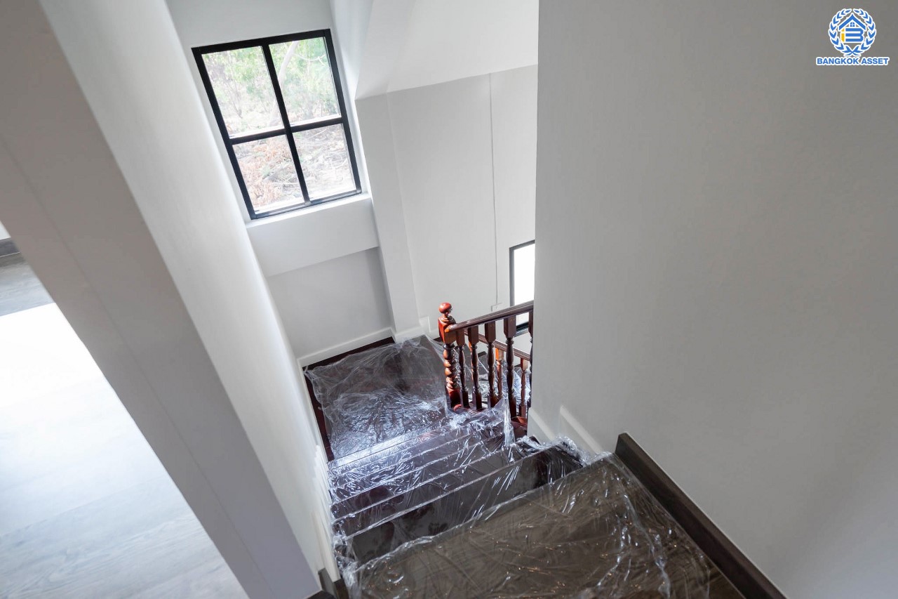 คฤหาสน์ตกแต่งใหม่ ดีไซน์สุด Luxury ม.กฤษดานคร18 บรมราชชนนี หลังมุม เนื้อที่ 77 ตร.ว. บนพื้นที่ใช้สอยมากถึง 320 ตร.ม. อีกระดับของฟังก์ชัน 6 ห้องนอน 2 ห้องน้ำ 1 ห้องอเนกประสงค์ จอดรถได้ 2 คัน บรรยากาศสุด Private บนทำเลศักยภาพเชื่อมต่อหลายเส้นทาง ใกล้เซ็นทรัลปิ่นเกล้า ม.มหิดล , ทางด่วน "กาญจนาภิเษก"...